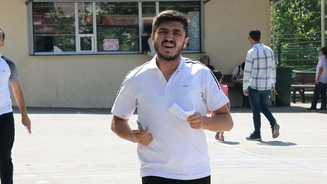 'Son saniyelerde sınav salonuna yetiştiler'
