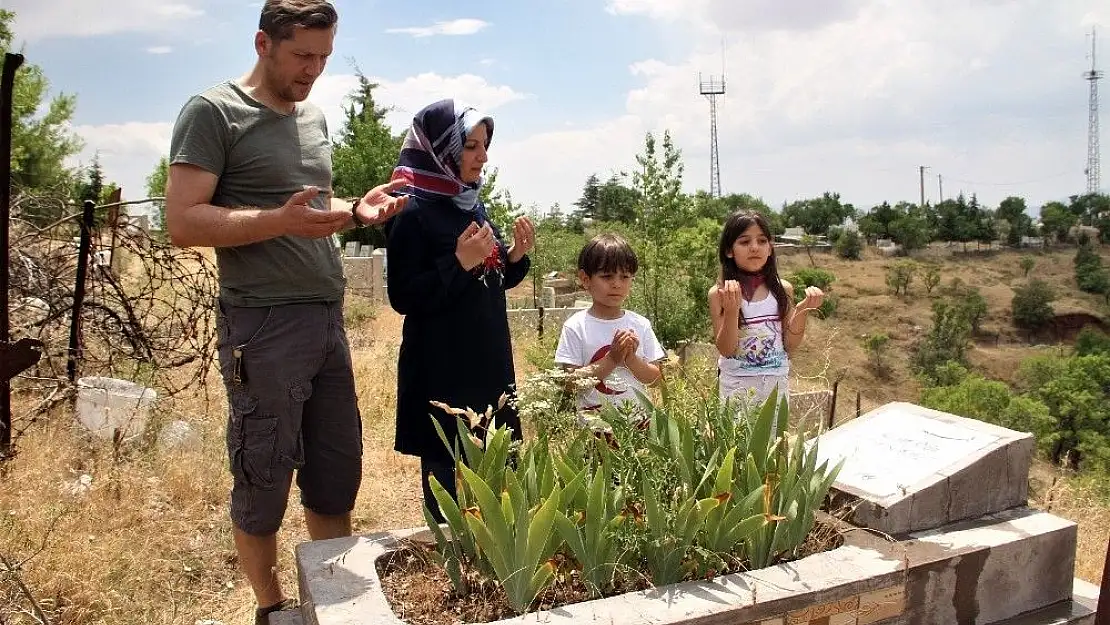'Babalar Günü´nde mezarlıklarda anlamlı ziyaret'