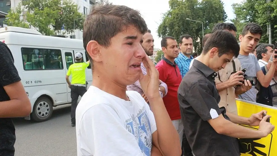 'Küçük çocuk Mursi için hıçkıra hıçkıra ağladı'