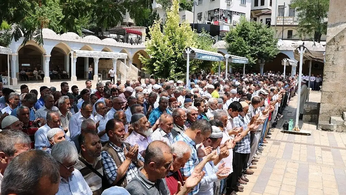 'Mursi için Kahramanmaraş´ta gıyabi cenaze namazı kılındı'