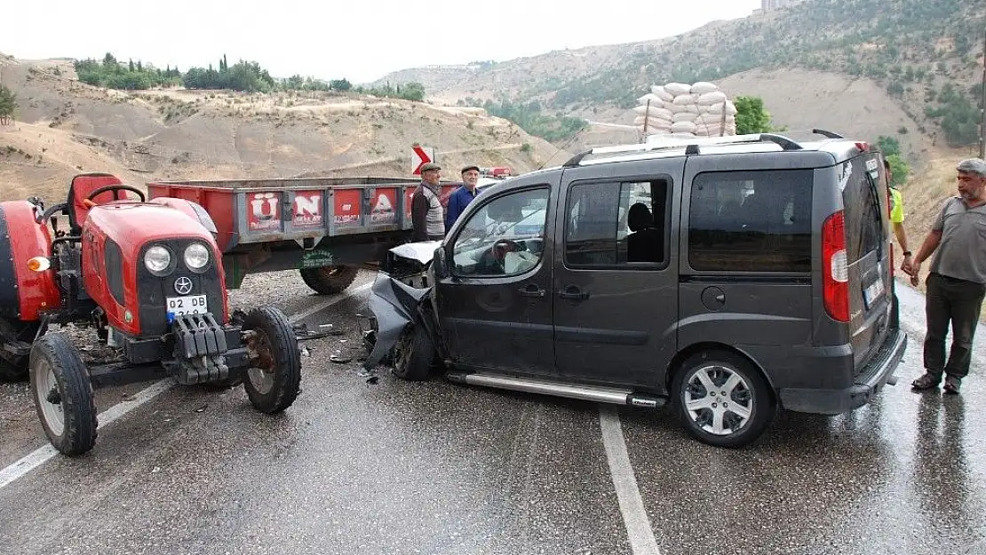 'Traktör ile hafif ticari araç çarpıştı: 4 Yaralı'