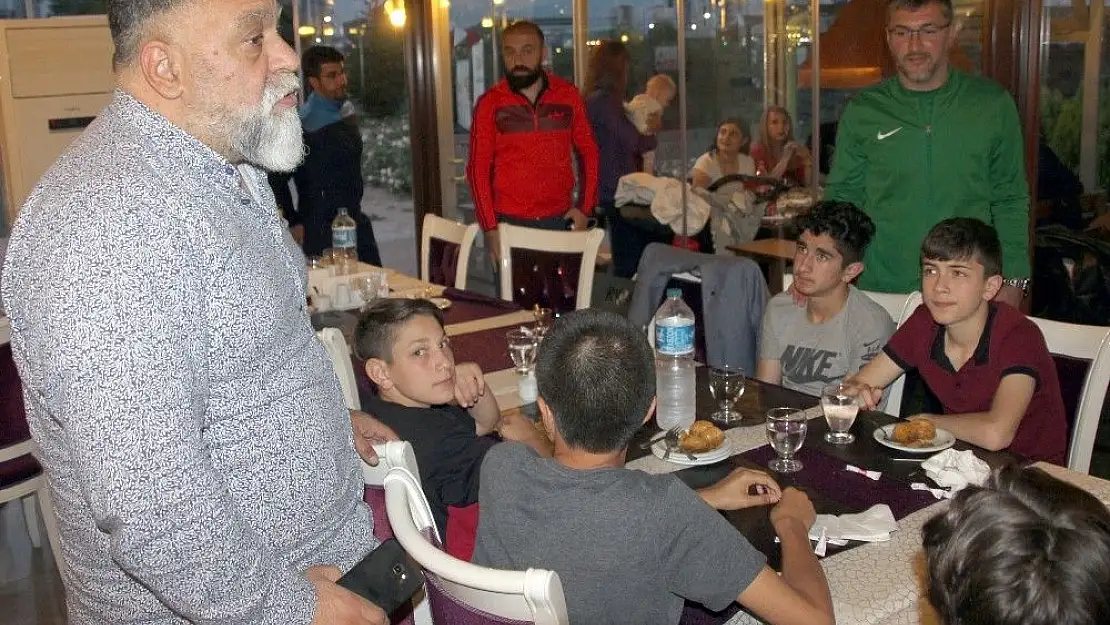 'Başkan, şampiyon takımla bir araya geldi'