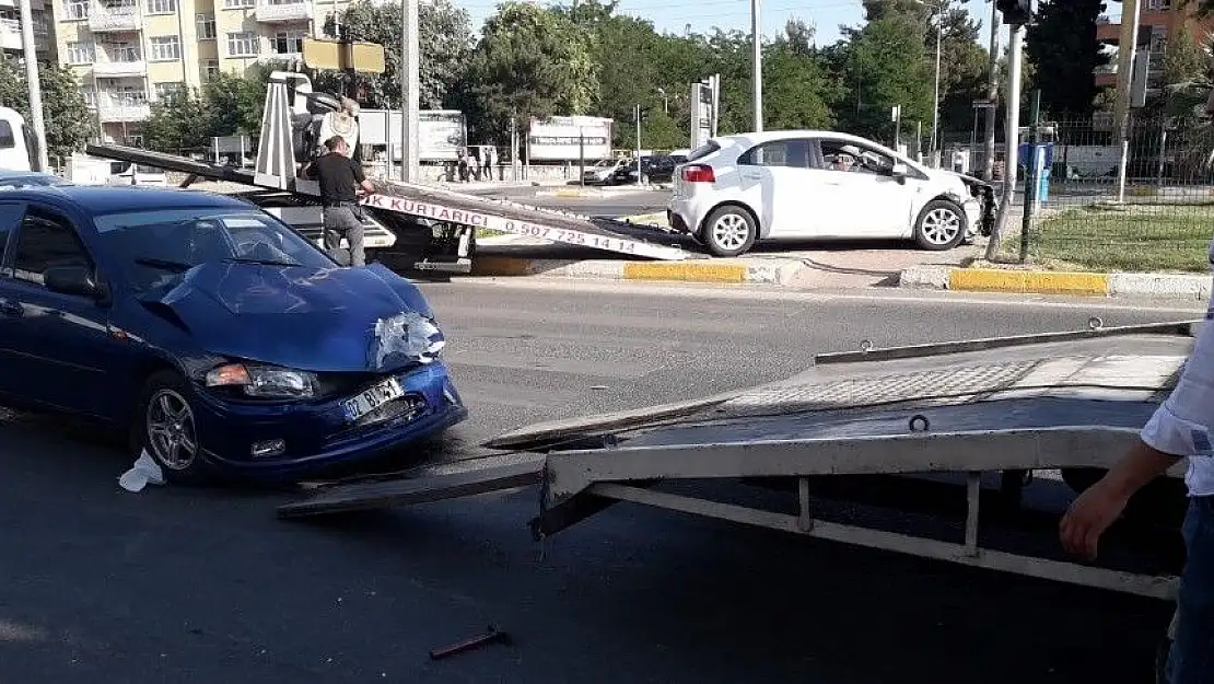 'İki otomobil çarpıştı: 3 Yaralı'
