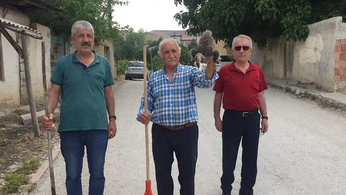'Mahalleliler sulama kanalına düşen kaz yavrusu için seferber oldu'