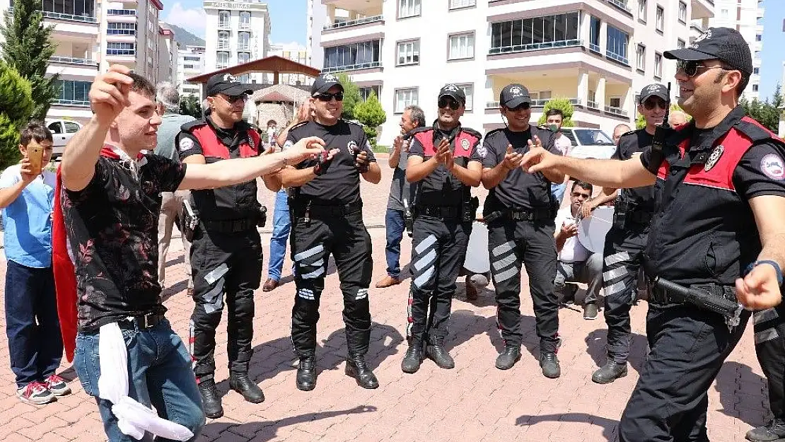 'Polis asker eğlencesine konvoyla geldi, görenler şaşırdı'