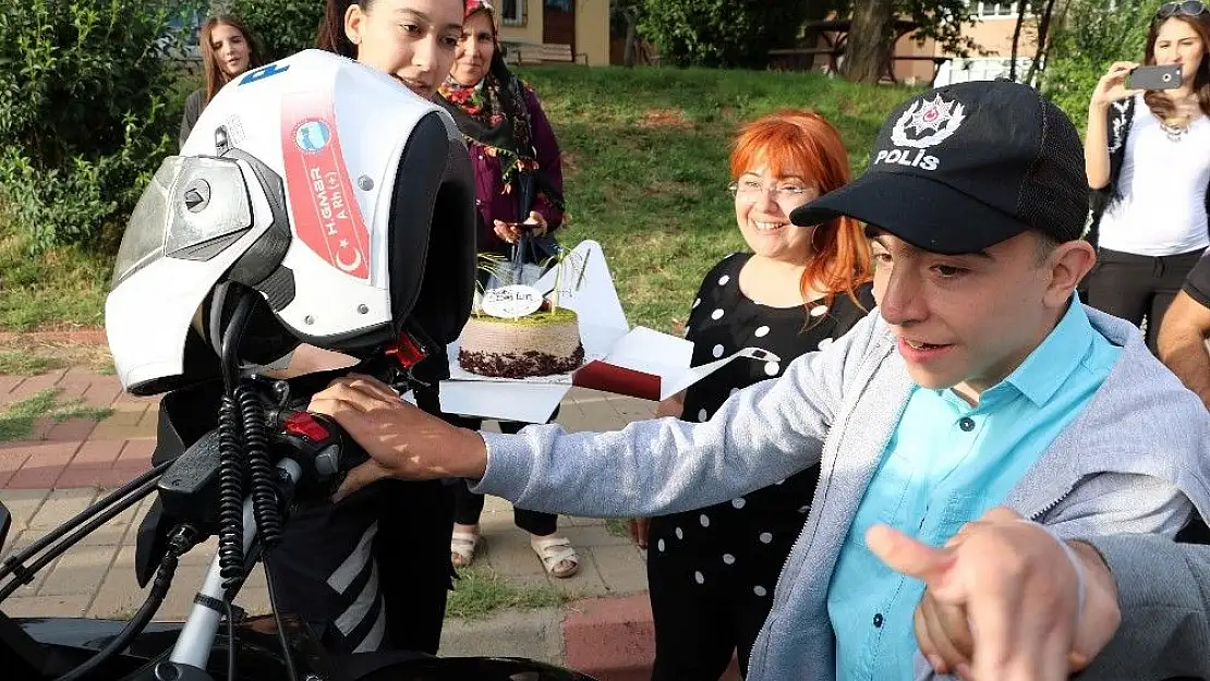 'Polislerden engelli gence doğum günü sürprizi'