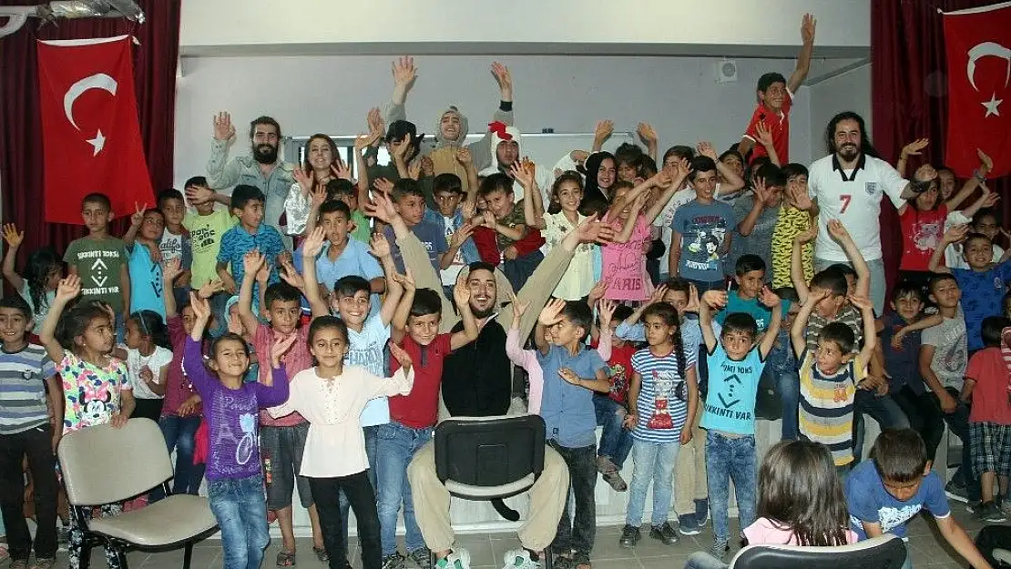 'Tiyatro ile çocuklara dokunuyorlar'