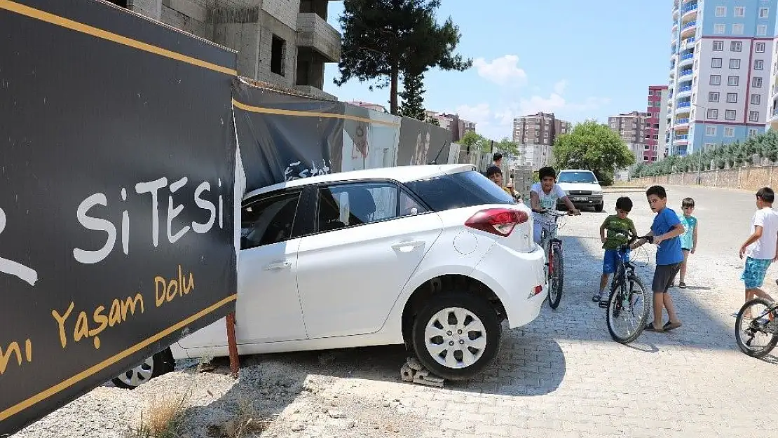 'Freni boşalan sürücüsüz otomobil inşaat duvarına çarptı'