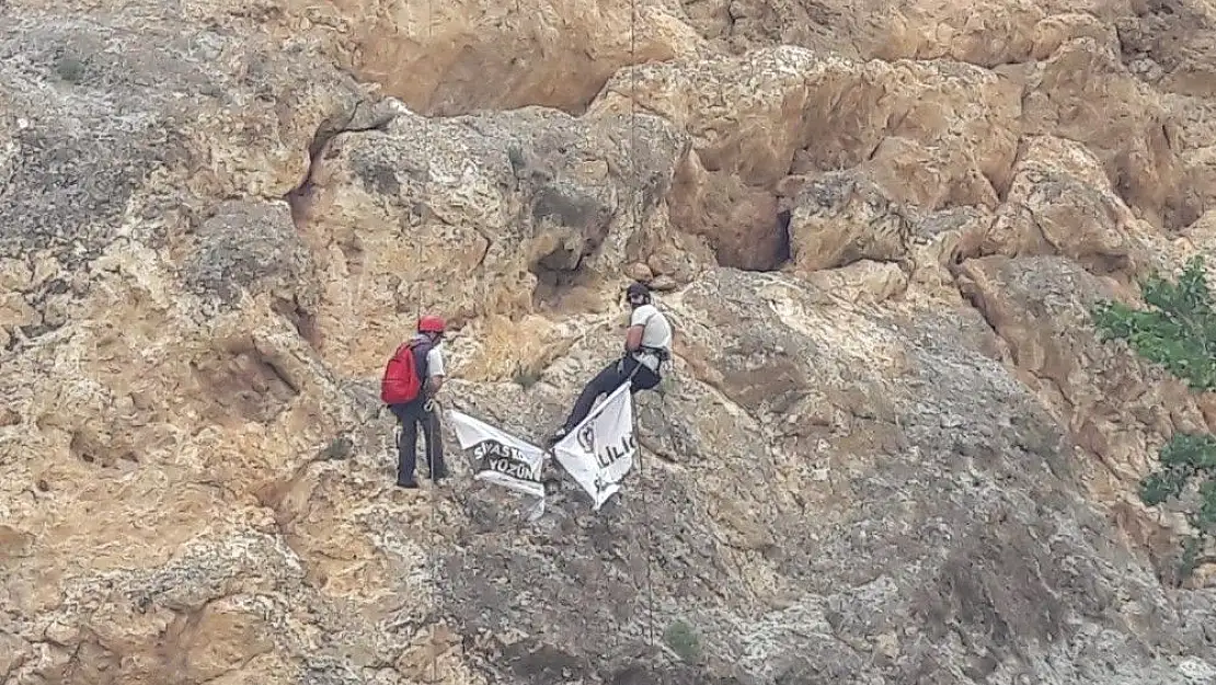 'Vali göle dalıp çöp topladı'