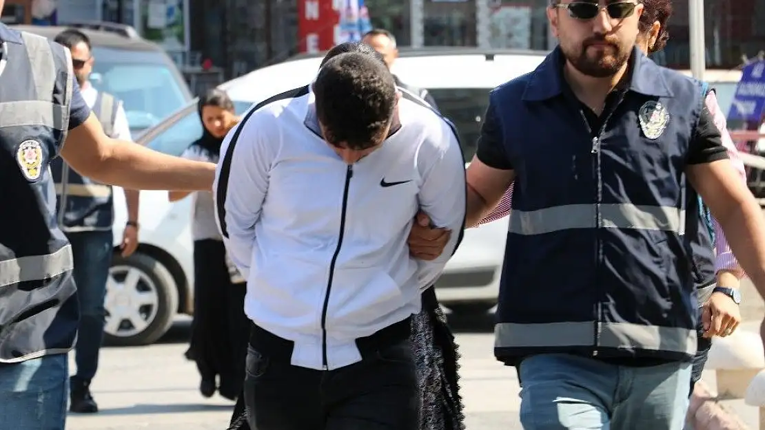 'Çaldığı parayı 10 gün içinde ödeyeceğini söyleyince serbest bırakıldı'
