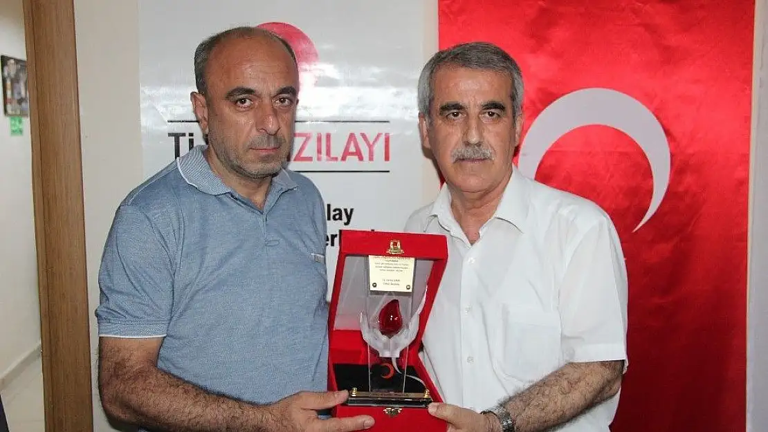 'Kan bağışçılarına plaket'