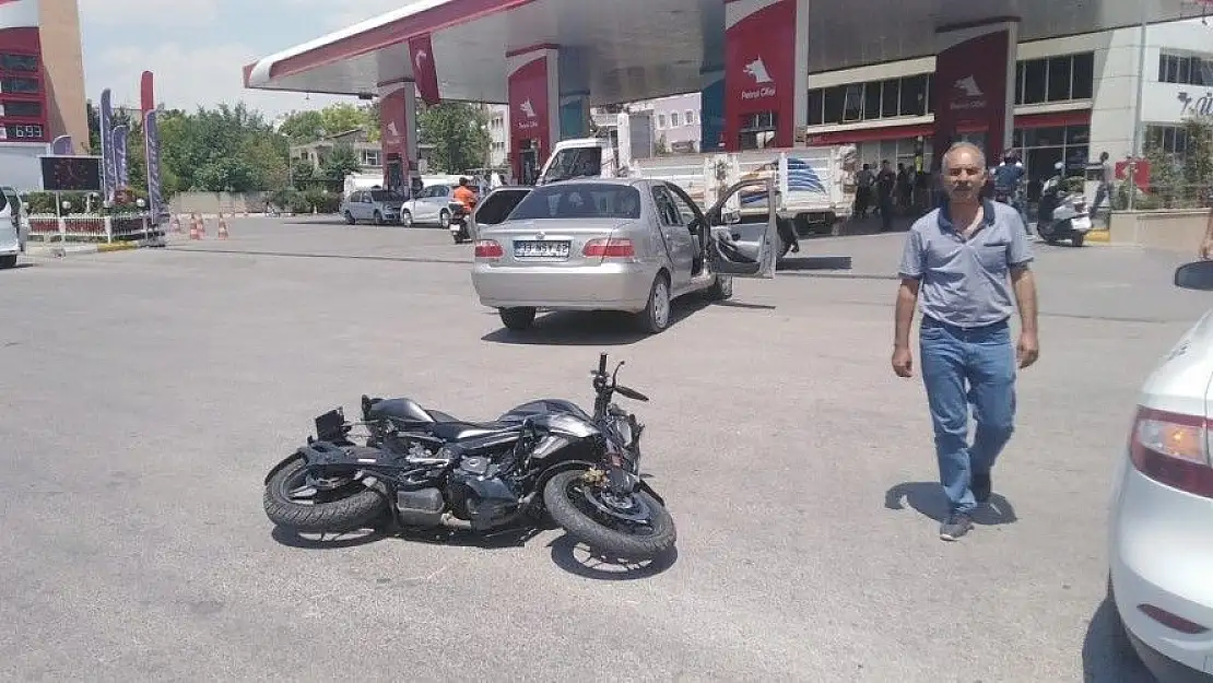 'Otomobil ile motosiklet çarpıştı: 3 yaralı'
