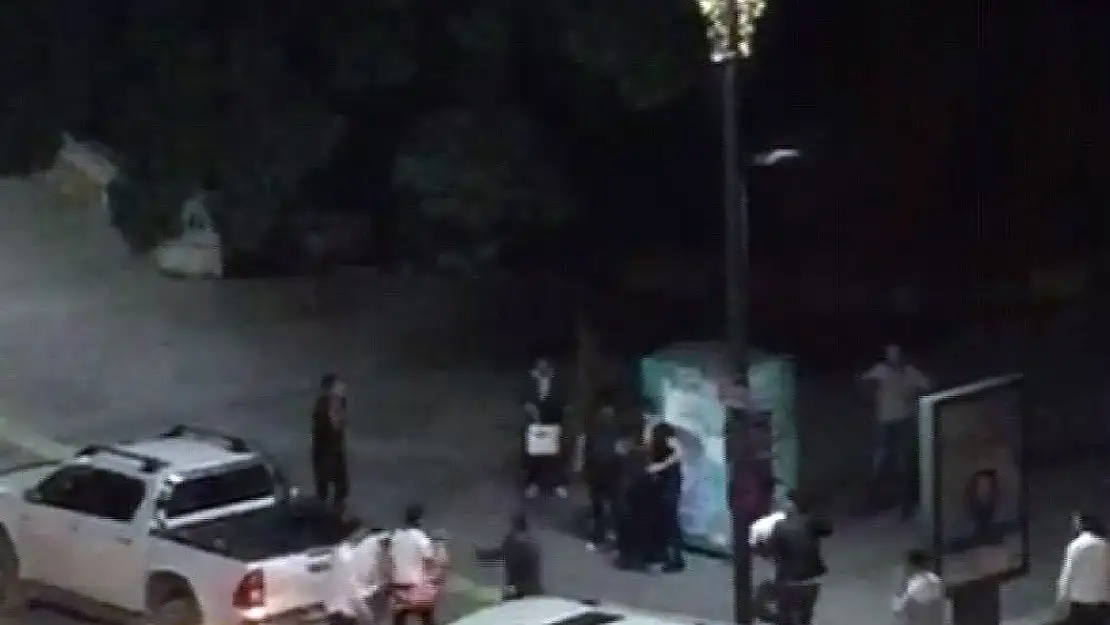 '2 kişinin yaralandığı bıçaklı kavga kameralara yansıdı'