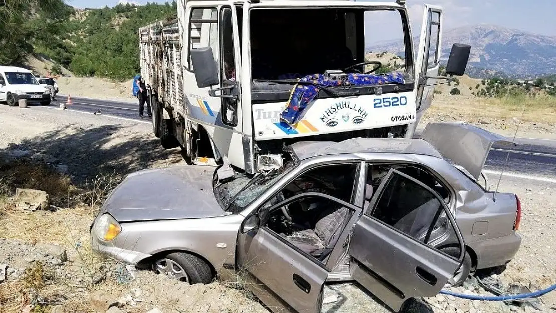 'Kamyon ile otomobilin çarpıştığı kazada polis memuru öldü'