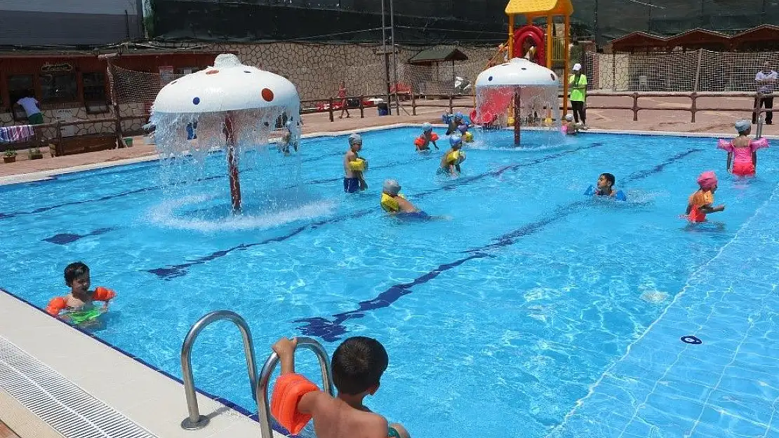 'Sıcaktan bunalan gençler havuzlarda serinliyor'