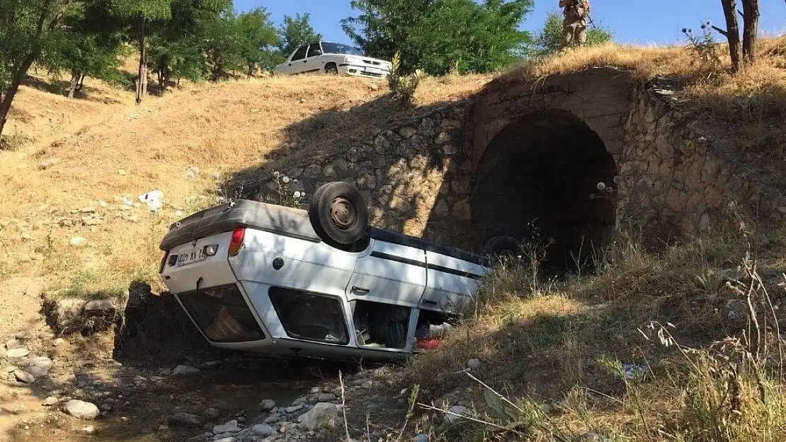 'Otomobil köprüden dereye uçtu: 4 yaralı'