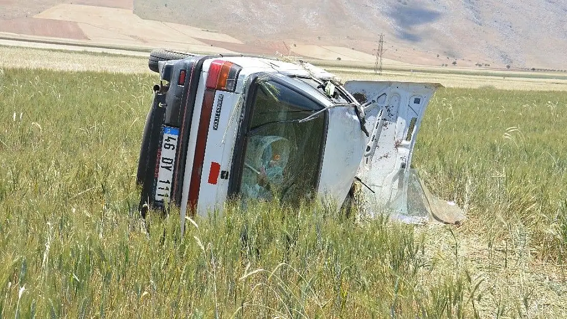 'Otomobil tarlaya devrildi: 4 yaralı'