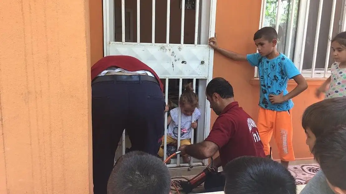 'Başını demir korkuluğa sıkıştıran çocuk kurtarıldı'