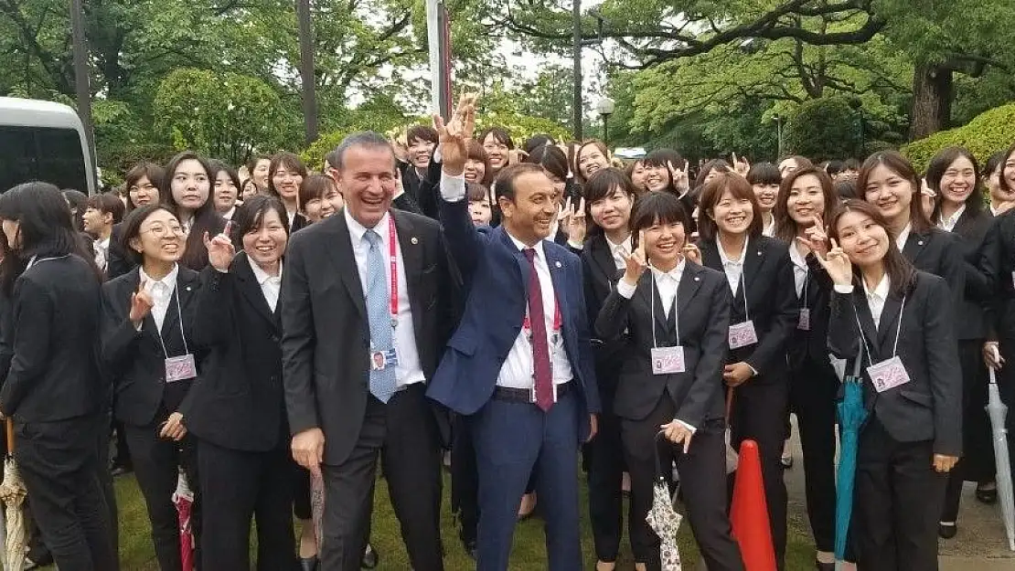 'Japon diplomatlardan Bozkurt işareti'