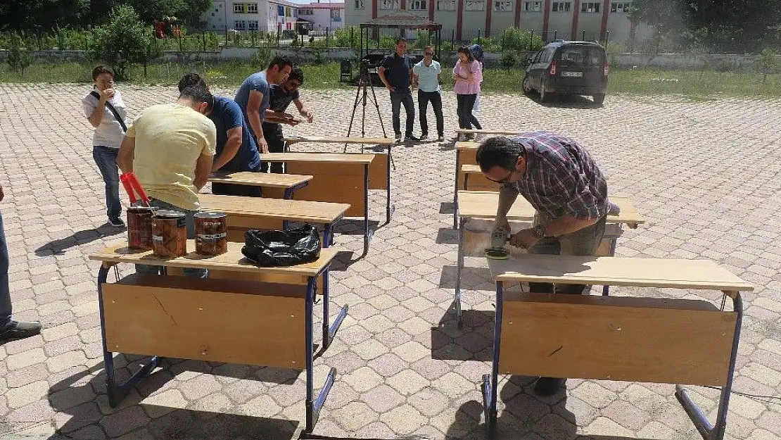 'Öğretmenler, zımparalarla eskiyen okul sıralarını tamir etti'