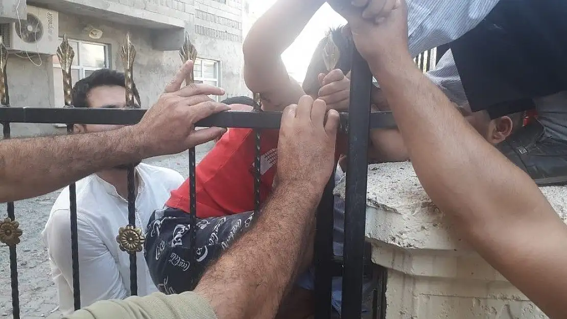 'Oyun oynayan çocuğun koluna demir korkuluk saplandı'