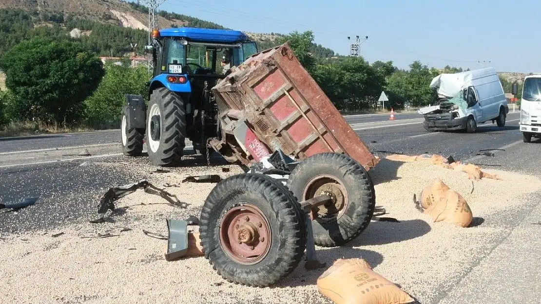 'Minibüs traktöre arkadan çarptı: 1 ölü, 1 yaralı'