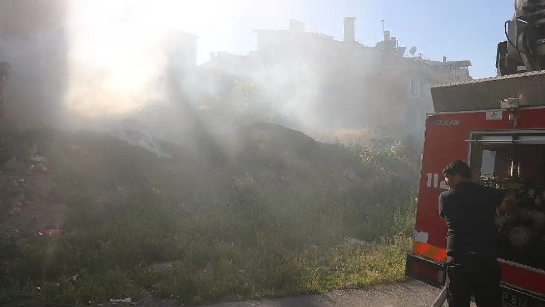 'Ot yangını mahalleyi duman içinde bıraktı'