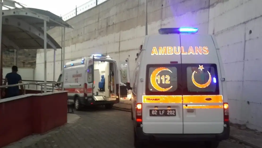 'Otomobil traktöre arkadan çarptı: 7 yaralı'