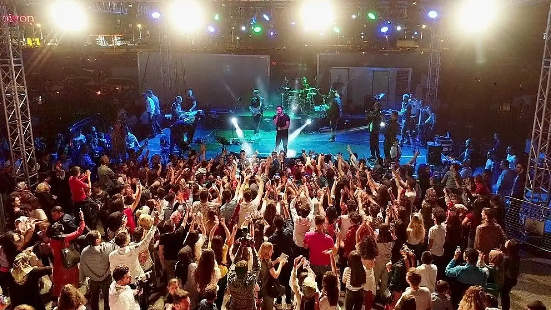 'Kiraz Festivalinde İlyas Yalçıntaş rüzgarı esti'