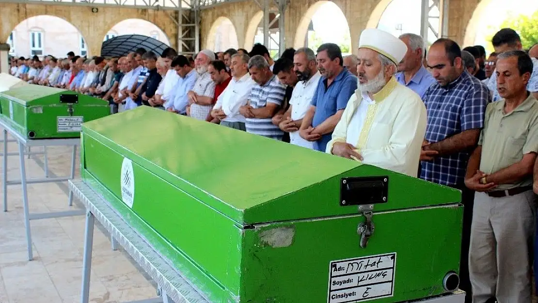 'Hatay´da boğulan 2 kardeş Adıyaman´da defnedildi'