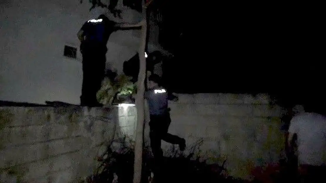 'Şüpheliyi kovalayan polisler akrobatlara taş çıkarttı'