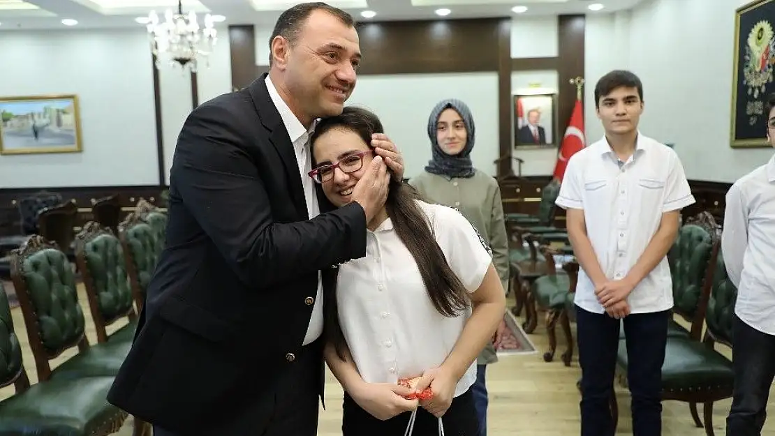 'Vali Kaldırım, LGS birincileriyle bir araya geldi'
