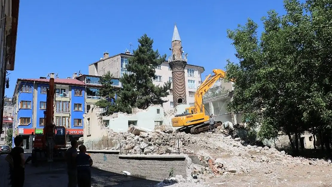 'Cami 2.kez yıkıldı minaresi 5 asırdır ayakta'