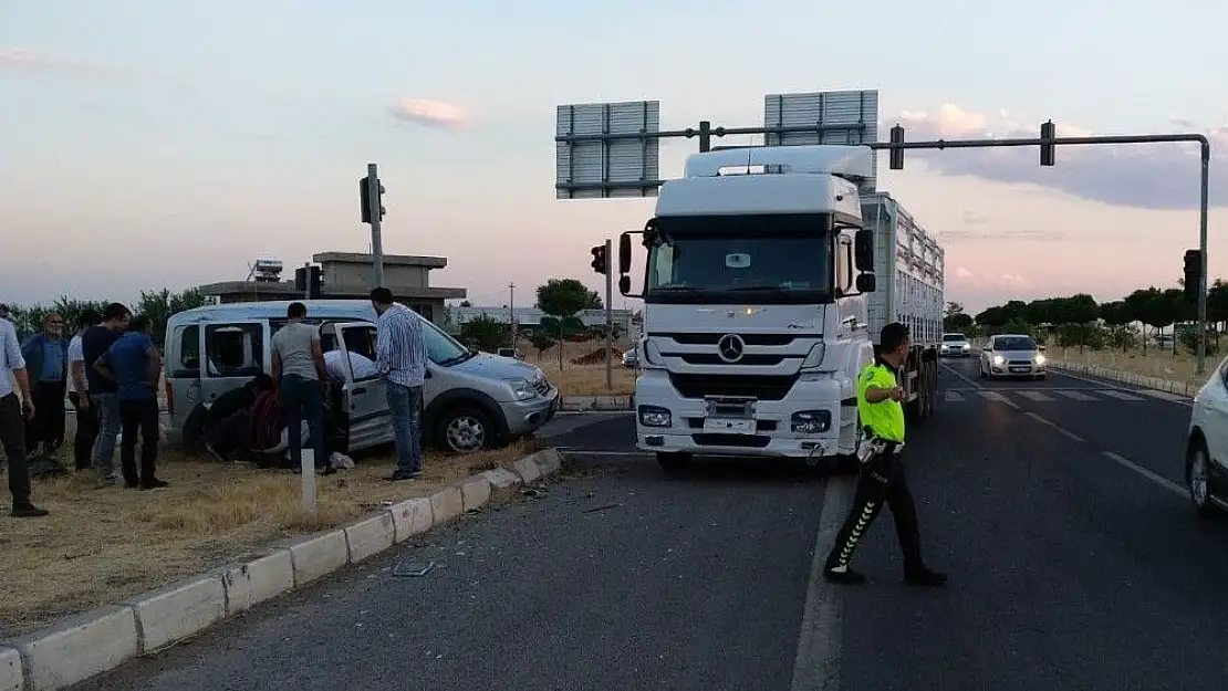 'Hafif ticari araç ile Tır çarpıştı'