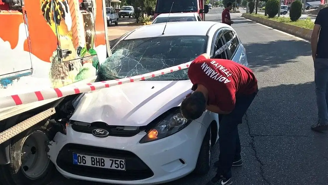 'Otomobil kamyonetin altına girdi'