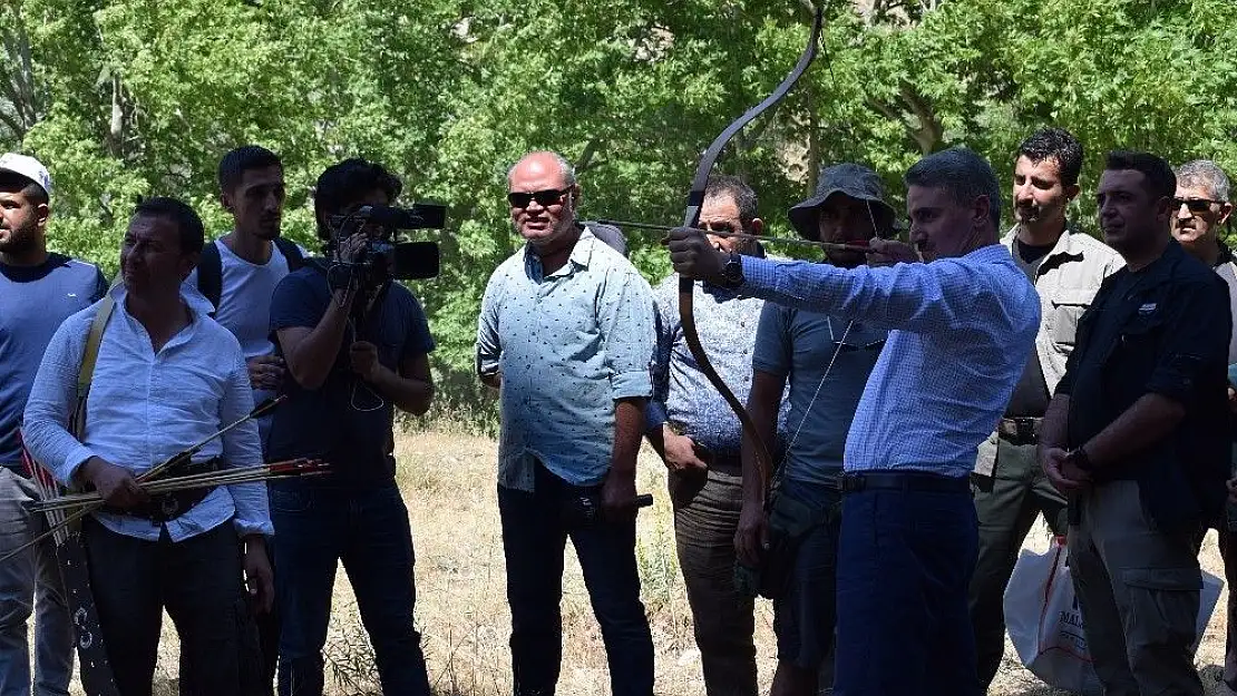 'Vali Baruş Fotokamp´ta ok attı'