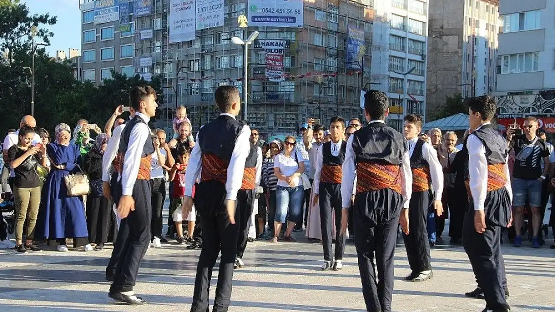 'Halk oyunları ekibine coşkulu karşılama'