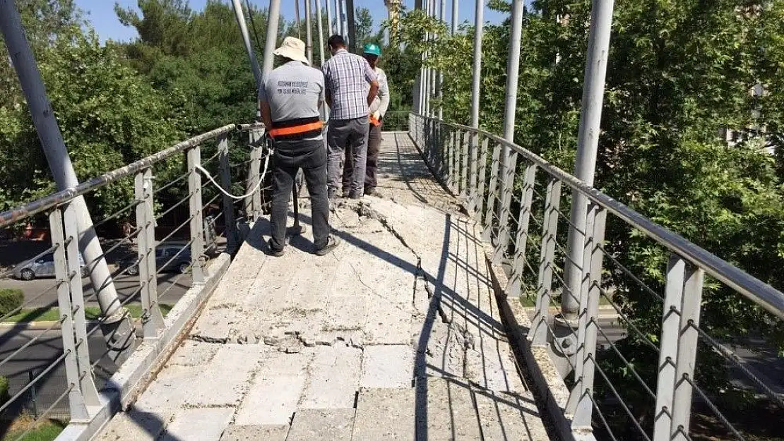 'Hasar gören üstgeçitte onarım çalışması'