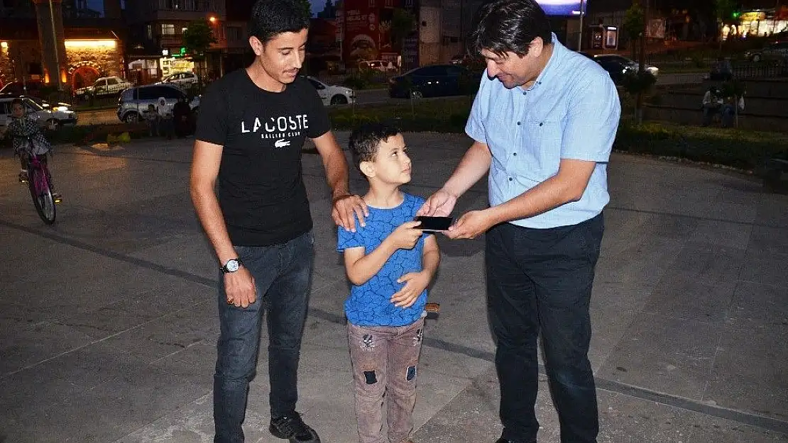 'Kahramanmaraş´ta yolda bulduğu cep telefonuna teslim eden 5 yaşındaki Suriyeli çocuk, gönülleri fethetti'