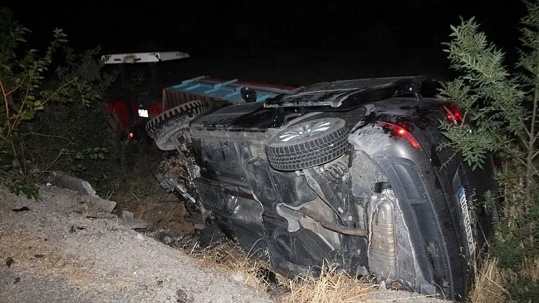 'Otomobil ile traktör çarpıştı: 1´i bebek 4 yaralı'