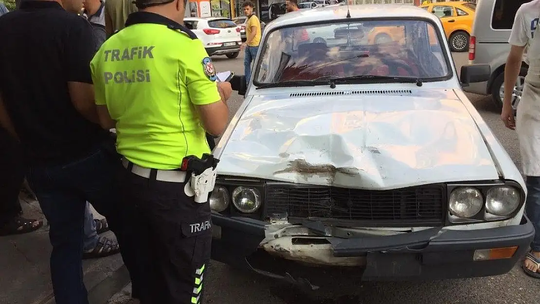 'Motosiklet otomobille çarpıştı'