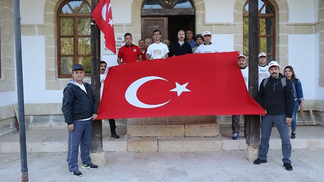 'Milli Mücadele ruhu için 27 kilometre yürüdüler'