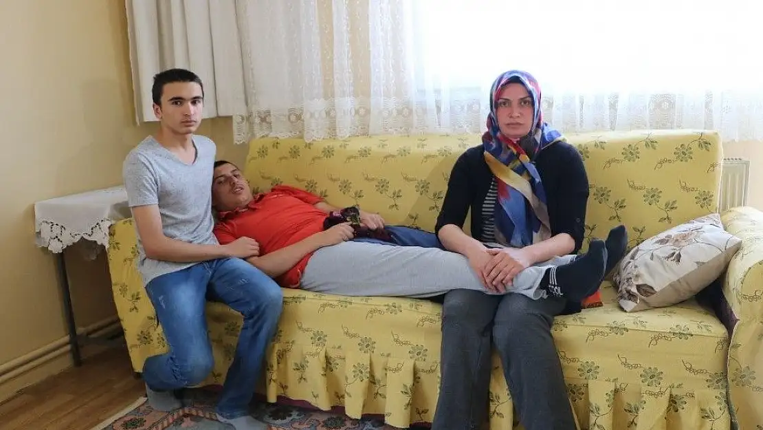 'Çilekeş anne çocuklarının eğitimi için yardım bekliyor'