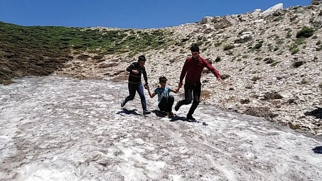 'Temmuz ayında gençlerin kar keyfi'