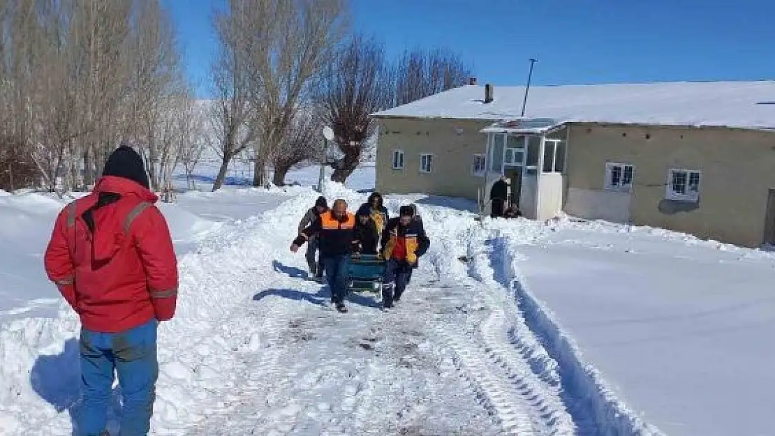 '219 yerleşim yeri ulaşıma kapandı, ekipler yaşlı hasta için seferber oldu'