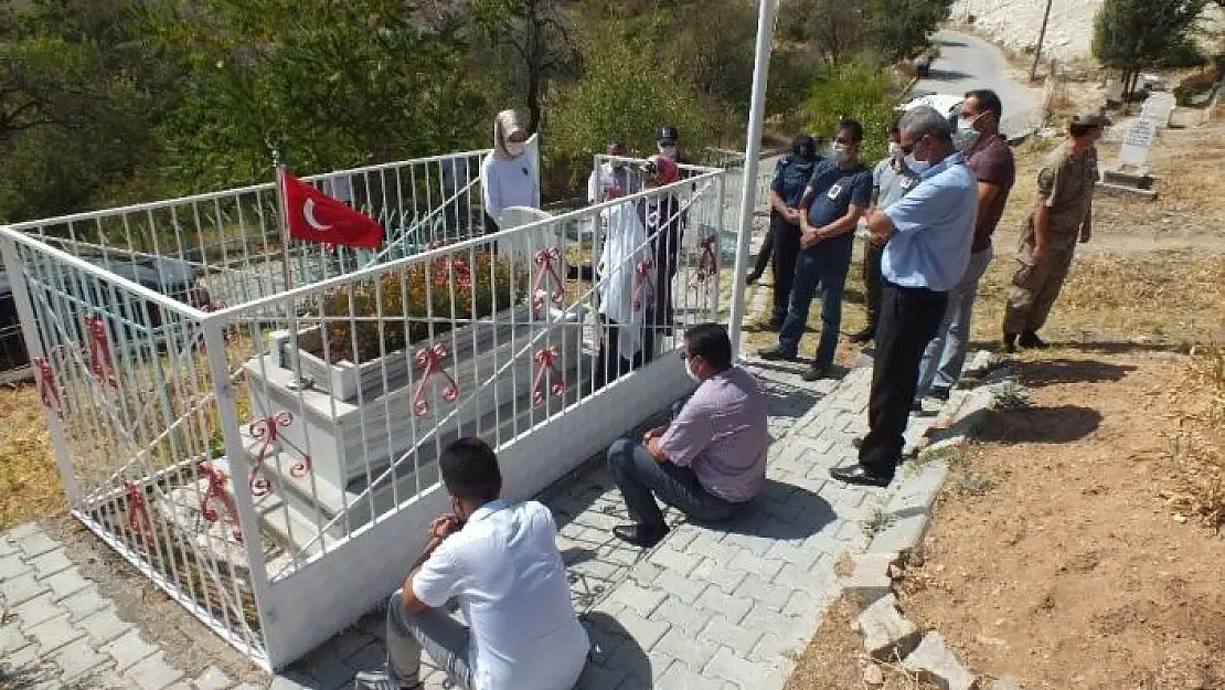 '26 yıl önce şehit edilen 6 öğretmenden Elazığlı Rüstem Şen kabri başında anıldı'