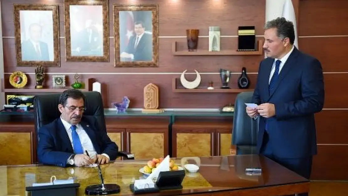Bakan Güllüce Malatya Büyükşehir Belediyesi'ni Ziyaret Etti