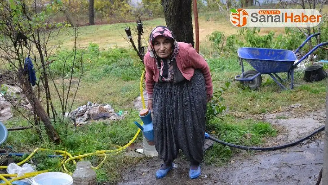 30 yıldır evine su taşıyor