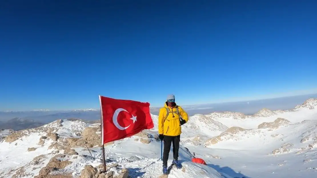 '3054 rakımdaki Türk bayrağını yenilediler'