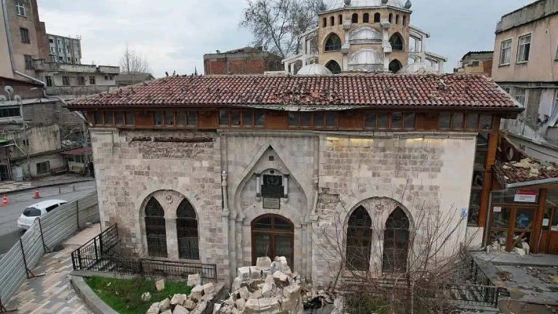 '319 yıllık caminin vefalı kuşları camiyi terk etmiyor'